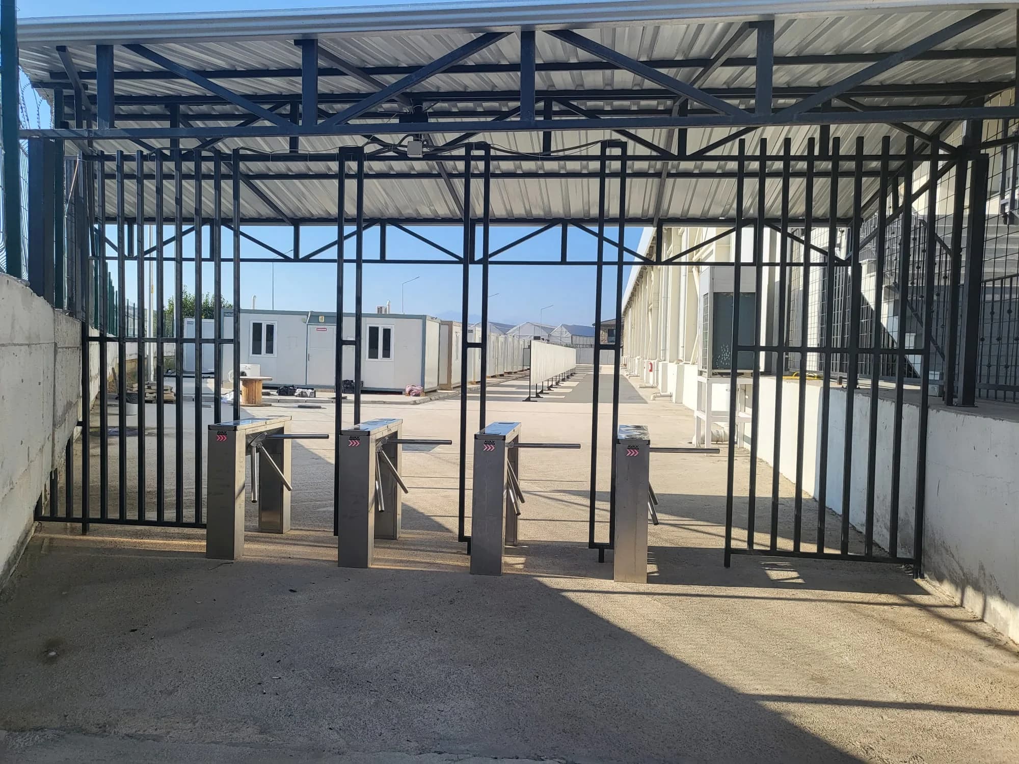 Personnel tracking turnstiles