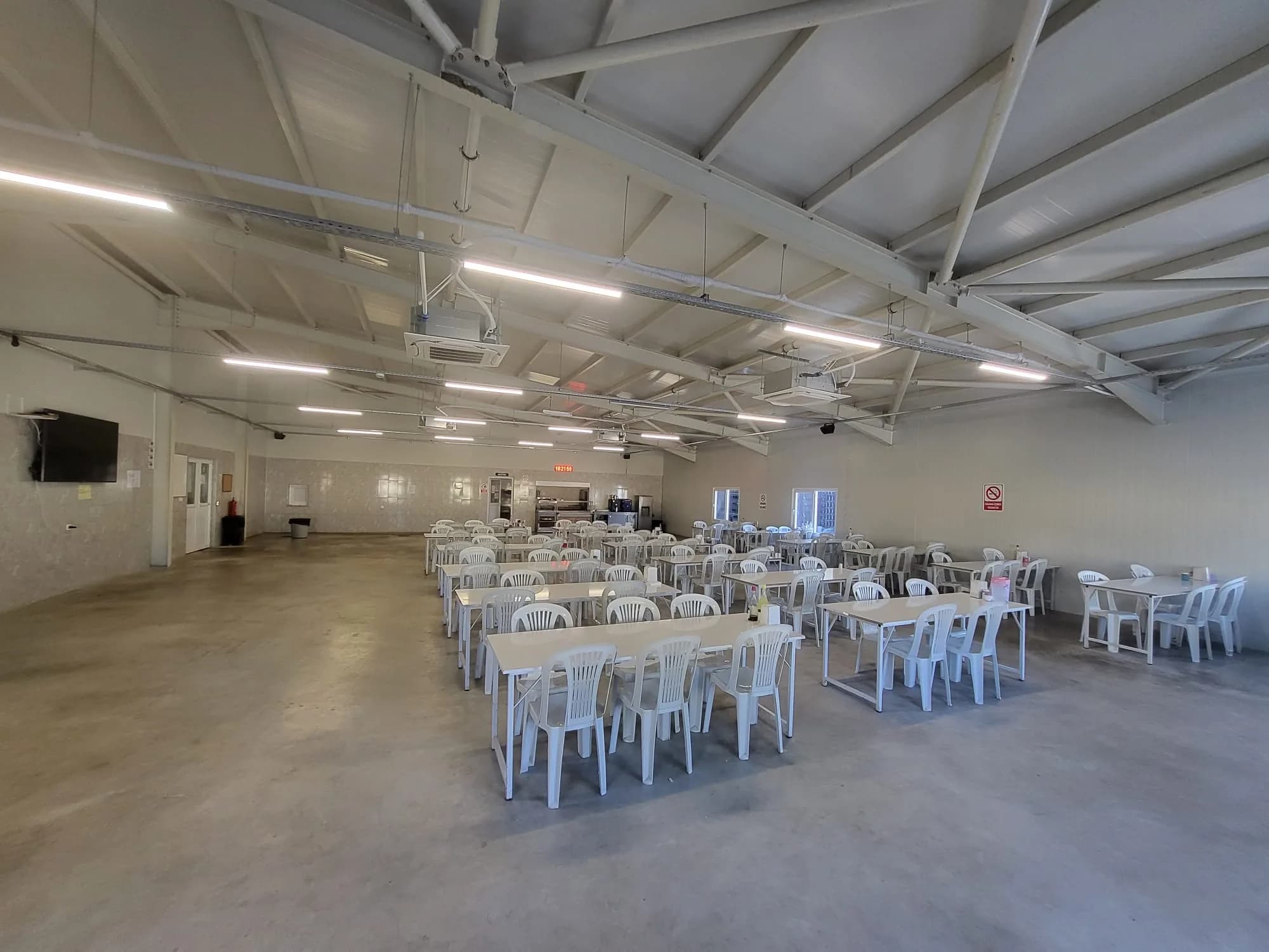 Factory cafeteria with capacity for 250 people