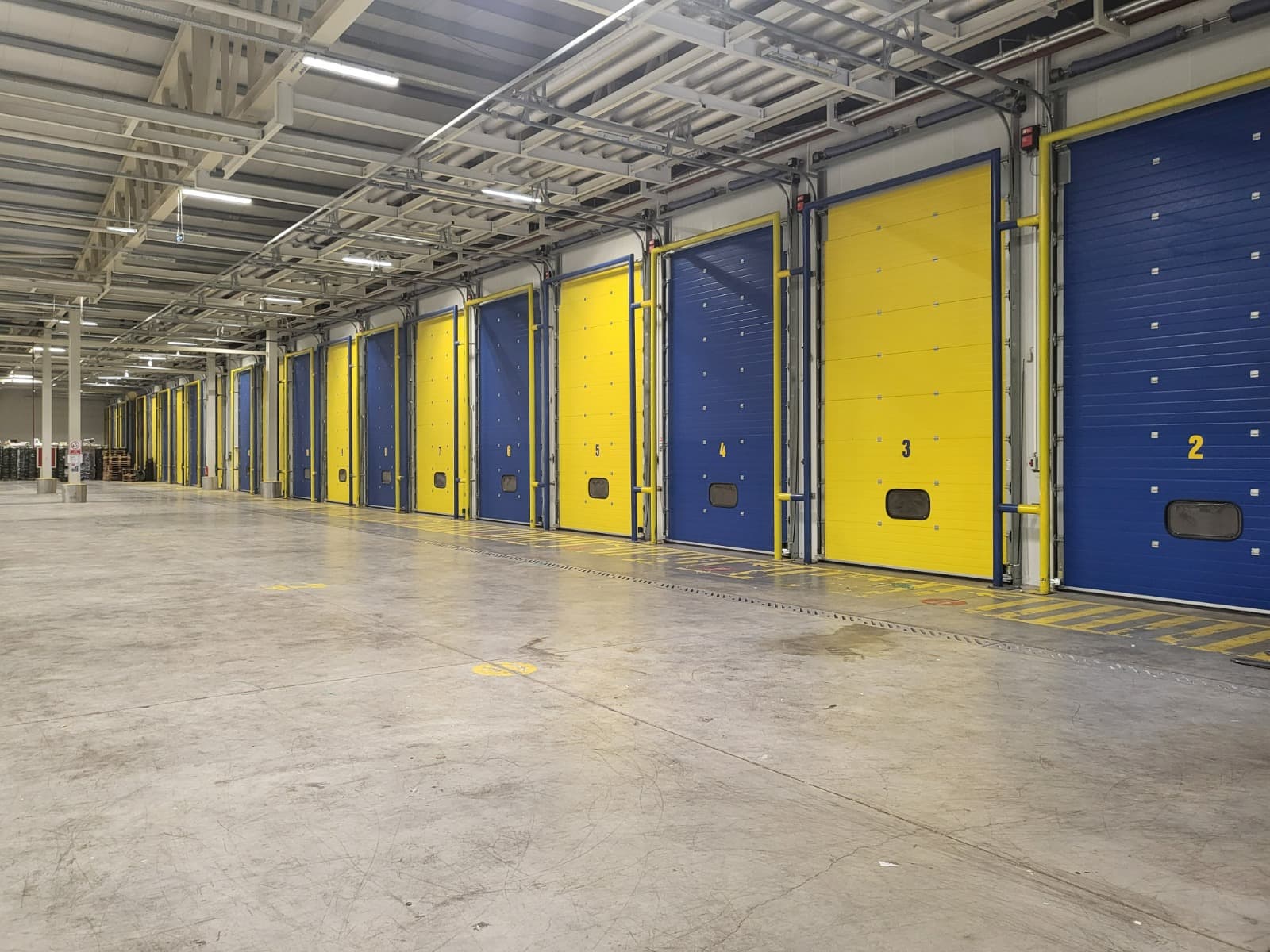 Automatic Sectional Warehouse Doors - Vero Gıda banana processing and packing stage